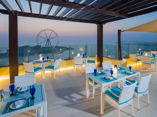 Pure Sky Lounge مطعم استثنائي في دبي يقدّم لك الطعام من الطابق الـ35